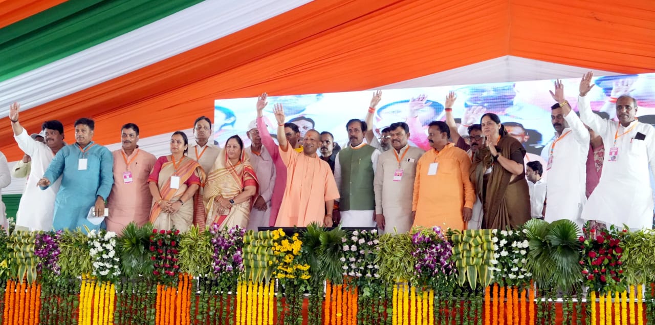 आजमगढ़ में यूपी के सीएम योगी आदित्यनाथ का मेगा वृक्षारोपण अभियान, किया सभी से अपील “एक पेड़ लगाए मां के नाम”